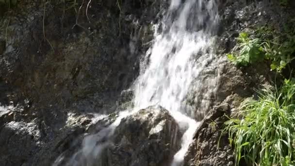 Zblízka Přírodní Vodopád Šplouchající Skály — Stock video