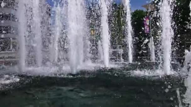 丹佛的圆形喷泉 有喷气式喷气式飞机在空中垂直射击 发射脉冲从低到高的高度 每15秒变化一次 — 图库视频影像