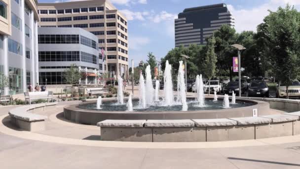 Fountain Denver Has Jets Shooting Vertically Air Jets Pulse Low — Stock Video