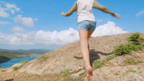在一个美丽的阴天 女孩跳上海滨沙丘在桑塔玛莎 Willemstad Curacao — 图库视频影像