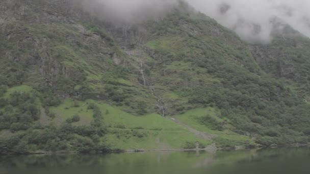Hermoso Fiordo Noruega Cascada Pequeña Tracking Shot Log — Vídeos de Stock
