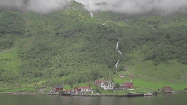 Piękny Fiord Norwegii Mała Wioska Pod Wodospadem Tracking Shot Log — Wideo stockowe