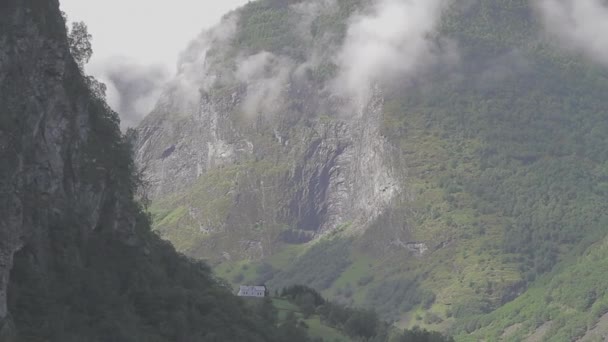 Piękny Fiord Norwegii Mega Fjord Reveal Tracking Shot Dziennik — Wideo stockowe