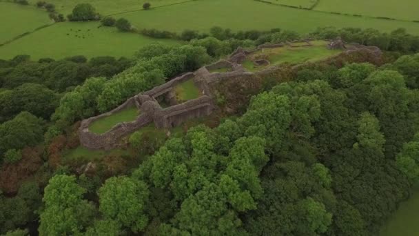 Orbitale Opname Van Een Verwoest Kasteel Uit 13E Eeuw Wales — Stockvideo