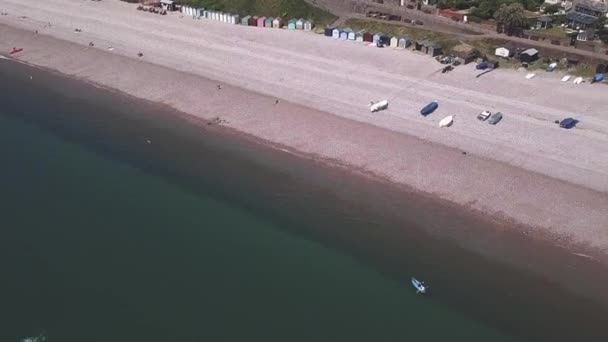 Panela Barcos Praia Longo Costa Jurássica Reino Unido Aerial Static — Vídeo de Stock