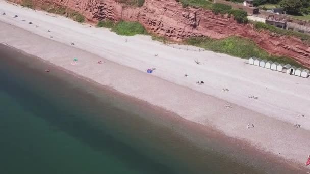 Voando Sobre Mar Verde Passando Por Falésias Vermelhas Costa Jurássica — Vídeo de Stock