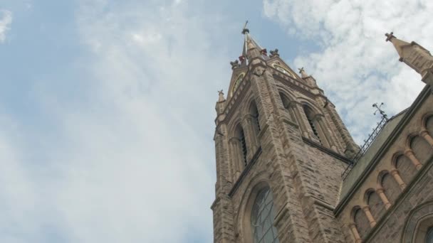 Büyük Katedral Dış Görünüşü Düşük Açılı Güzel Mavi Gökyüzüne Bakıyor — Stok video