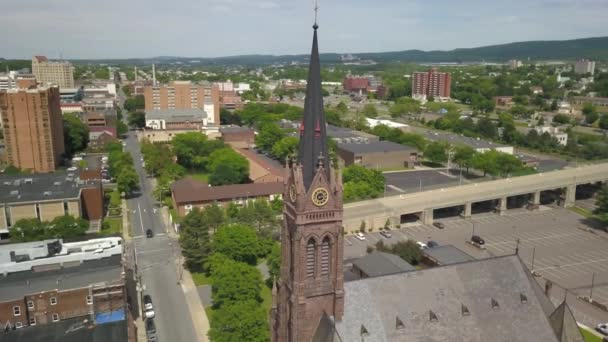 阳光明媚的夏日 宾夕法尼亚天主教大教堂空轨无人机鸣枪 — 图库视频影像
