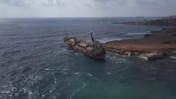 Aerial Footge Waves Sea Shipwreck — Stock Video