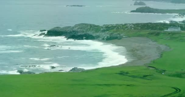폭풍우가 몰아칠 아름다운 아일랜드 해안의 끝없는 — 비디오