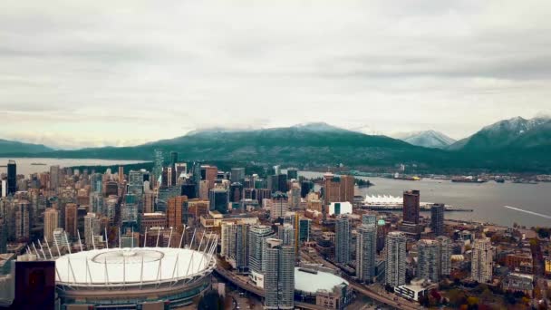 Flyfoto Vancouver Sentrum Med Fjellkjeder Bakgrunnen – stockvideo