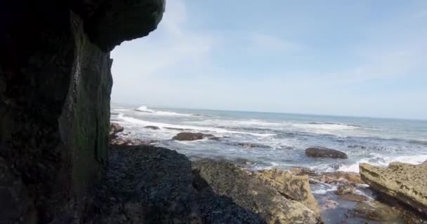 Exploração Paisagem Oceânica Uma Ponte Rochosa — Vídeo de Stock