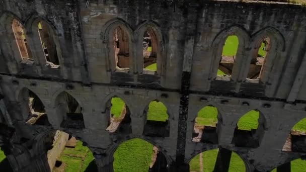パンダウン サイドショット 田舎の放棄された修道院の廃墟のドローン映像 — ストック動画