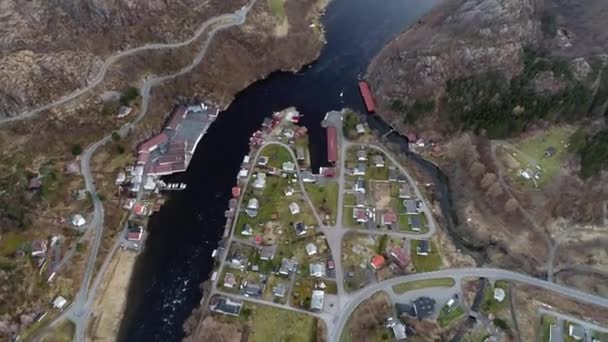 Fiyortun Ucundaki Küçük Bir Kasabanın Havadan Çekilmiş Görüntüleri Okyanusa Doğru — Stok video
