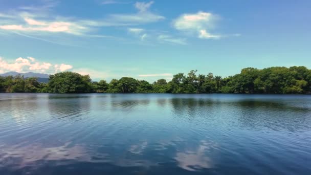 Vista Lago Plácido Localizado Tela Honduras Filmado Dia Ensolarado Tarde — Vídeo de Stock