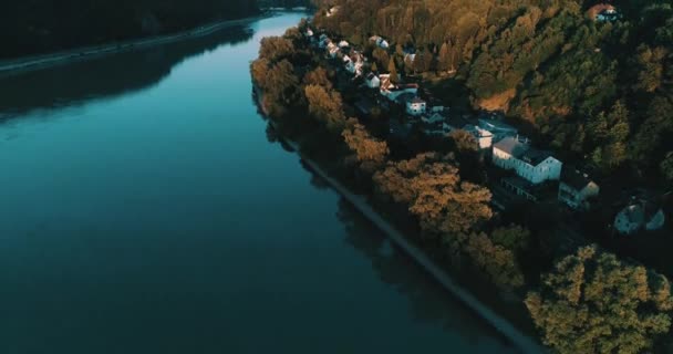 Kleine Nederzetting Naast Rivier Danube Bij Zonsondergang — Stockvideo