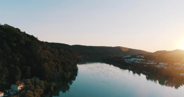 Puesta Sol Perfecta Sobre Río Azul Del Danubio — Vídeos de Stock