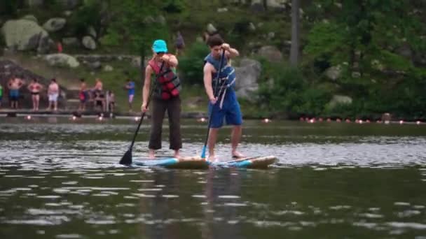 Mor Søn Padle Boards Bjerg Kommer Mod Kameraet – Stock-video