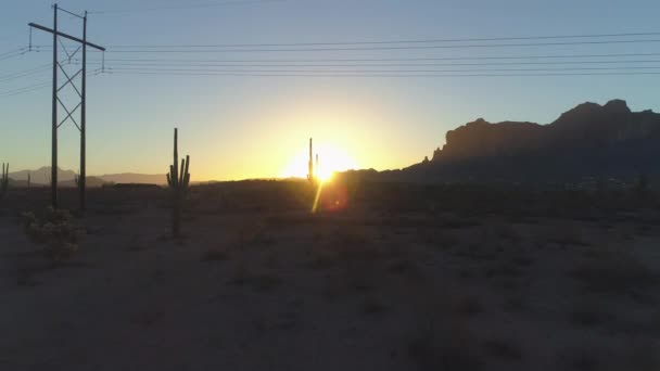 Iconic Desert Sunrise Sun Peaking Saguaro Cactus Supertition Mountains — стоковое видео