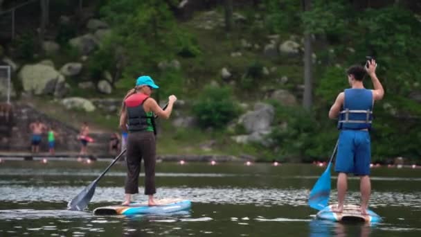 Mutter Und Sohn Auf Tretbrettern Auf Einem Bergsee Weg Von — Stockvideo