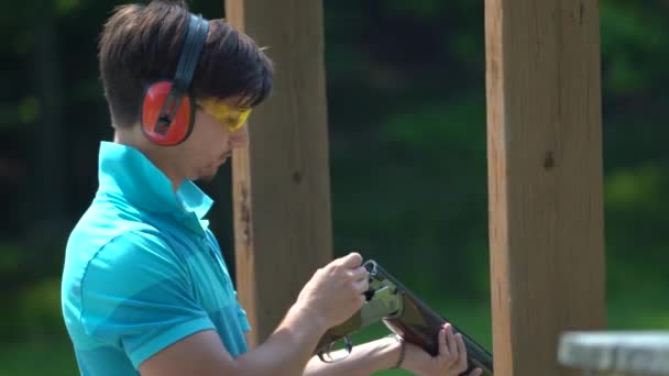 Крупный План Молодого Человека Загружающего Патрон Свой Пистолет Прицеливающегося Стреляющего — стоковое видео