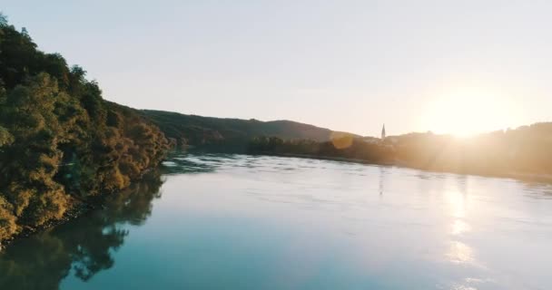 Toppen Solnedgång Över Donau Med Byn Bakgrunden — Stockvideo