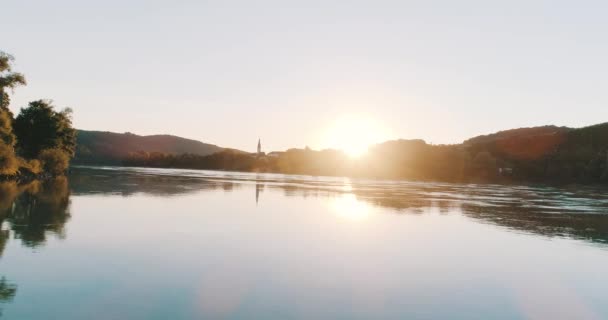 Fantastisk Solnedgång Över Liten Intill Floden Danube — Stockvideo