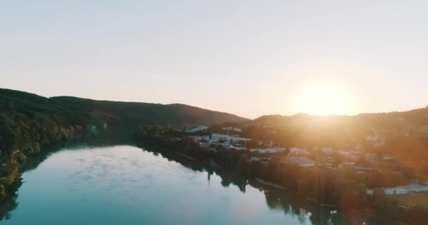 Puesta Sol Sobre Pequeño Pueblo Justo Lado Del Danubio — Vídeos de Stock