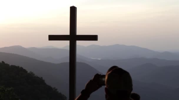 Turista Toma Una Foto Cruz Lugar Bonito Capilla — Vídeos de Stock