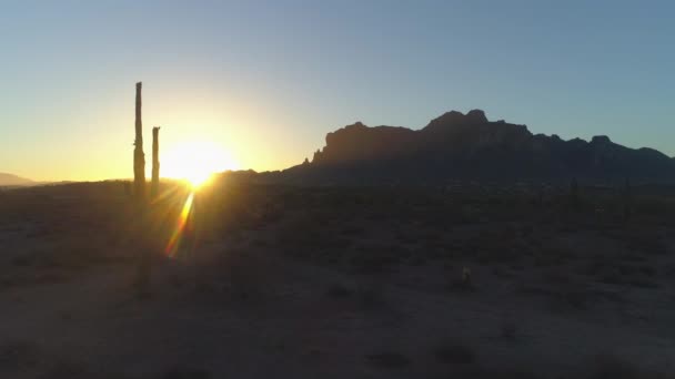 Desert Sunrise Sun Peaking Saguaro Cactus Superstition Mountains — Vídeo de Stock