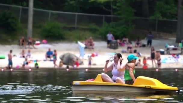 Zwei Lachende Frauen Einem Tretboot Die Von Zwei Jungen Auf — Stockvideo