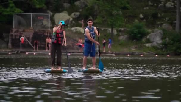 Donna Matura Figlio Tavole Paddle Insieme Lago Montagna — Video Stock