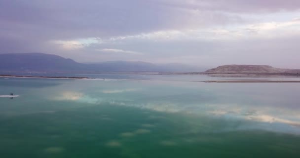 美しい夕日の空を反映して死海の空中飛行 イスラエルの砂漠の開けた風景を浮かび上がらせ 明らかにする — ストック動画