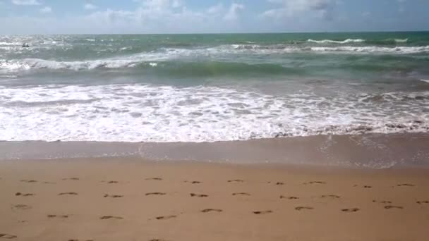 Fredelige Strand Med Fotavtrykk Sanden Foran Bølger – stockvideo