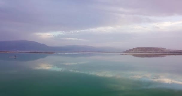 Paseo Aéreo Del Mar Muerto Reflejando Hermoso Cielo Atardecer — Vídeos de Stock