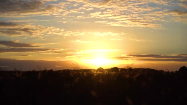 Güneşli Bir Günde Tarlaların Üzerinde Bulutlarla Altın Gün Batımı — Stok video