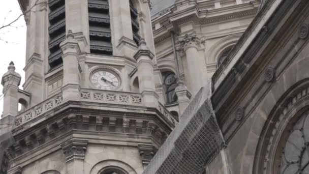 Toma Mano Del Exterior Una Iglesia Durante Día Gris Nublado — Vídeo de stock