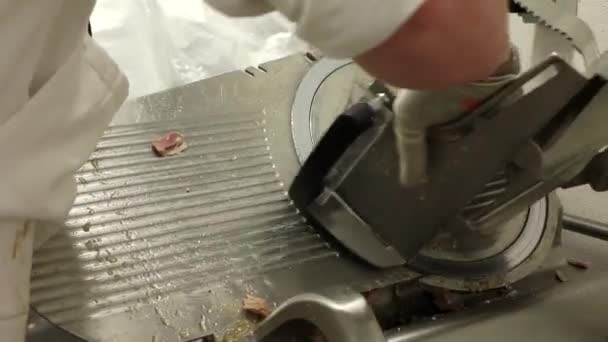 肉を切る肉屋の映像 — ストック動画