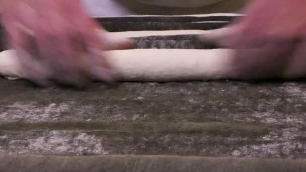 准备面包面团的贝克 — 图库视频影像