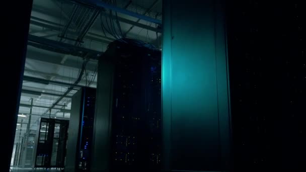 Low Point Roterende Camera Naar Het Datacenter — Stockvideo