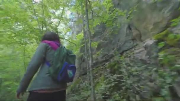 Mujer Joven Caminando Forrest Bajo Skaklya Cascada Cerca Aldea Bov — Vídeo de stock
