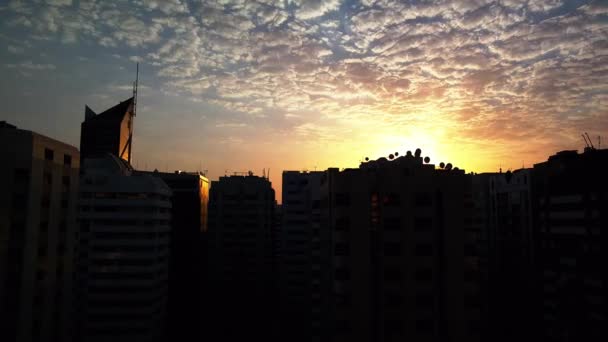 Mooie Sunrise Door Wolken Abu Dhabi Stad — Stockvideo