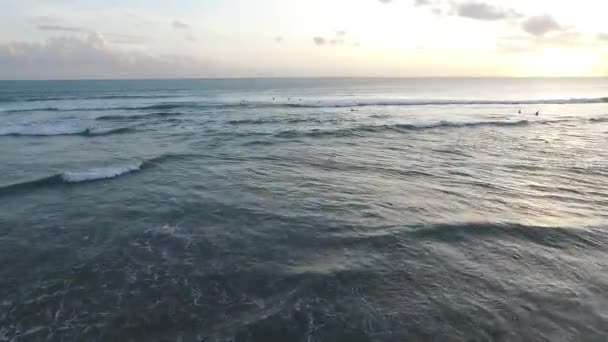 Veel Mensen Surfing Double Six Bali — Stockvideo