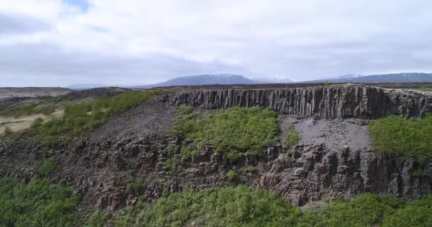 アイスランドの空中ショットで崖の上を飛び — ストック動画