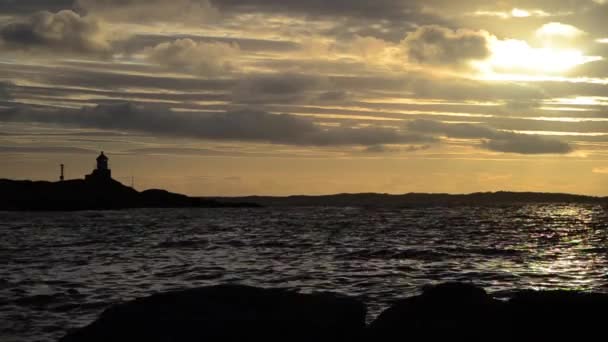 Deniz Feneri Bulutlarla Sakin Huzurlu Okyanus Gün Batımı — Stok video