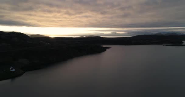 Plano Aéreo Puesta Sol Sobre Hermoso Lago Iceland — Vídeos de Stock