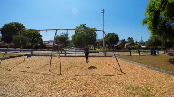 Feminino Parque Balançando Balanço — Vídeo de Stock