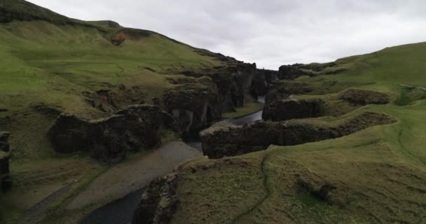 Plano Aéreo Del Cañón Fjadrargljufur Iceland Cerca Del Cañón — Vídeos de Stock