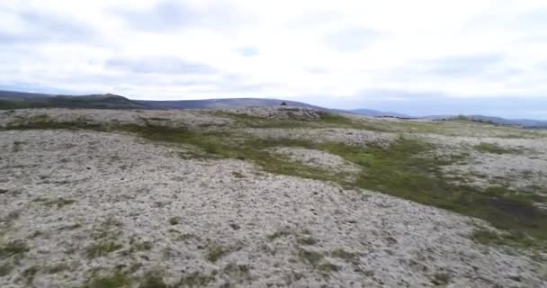 Luftaufnahme Eines Niedrigen Krans Von Isländischem Grasland Und Gletscherfluss — Stockvideo