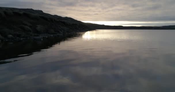 Εναέρια Λήψη Του Νερού Που Αντανακλά Σύννεφα Και Ηλιοβασίλεμα Iceland — Αρχείο Βίντεο